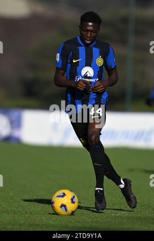 Mailand, Italien. 17. Dezember 2023. Akinsanmiro Ebenezer Ajodun vom Inter FC während des Primavera 1 Spiels zwischen Inter FC Internazionale U19 und AC Milan U19 am 17. Dezember 2023 im Konami Youth Development Center in Mailand. Foto Tiziano Ballabio Credit: Tiziano Ballabio/Alamy Live News Stockfoto