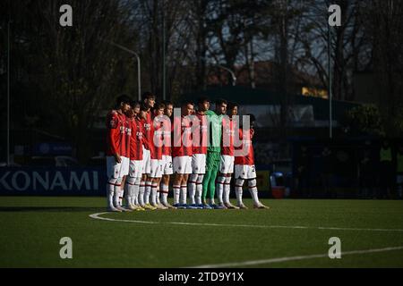 Mailand, Italien. 17. Dezember 2023. Die Aufstellung des AC Milan während des Primavera 1 Spiels zwischen Inter FC Internazionale U19 und AC Milan U19 am 17. Dezember 2023 im Konami Youth Development Center in Mailand, Italien. Foto Tiziano Ballabio Credit: Tiziano Ballabio/Alamy Live News Stockfoto