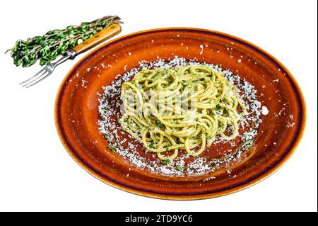 Spinat Spaghetti Pasta mit Pesto-Sauce und Parmesan. Isoliert auf weißem Hintergrund Stockfoto