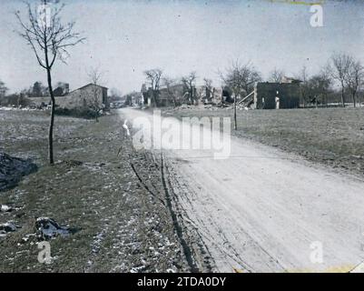 Vassincourt, Maas, Lothringen, Frankreich der Eingang zu Vassincourt in Ruinen, erster Weltkrieg, Habitat, Architektur, Schnee, Straße, Ruinen, Front, Bombardement, Panorama der Stadt, Frankreich, Vassincourt, Eingang zu Vassincourt, Vassincourt, 29/01/1915 - 29/01/1915, Léon, Auguste, Fotograf, 1914-1915 - Zones Dévastées, Nord et Est de la France - Jean Brunhes, Auguste Léon et Georges Chevalier - (Dezember 1914-April 1915), Autochrome, Foto, Glas, Autochrome, Foto, positiv, Horizontal, Format 9 x 12 cm Stockfoto