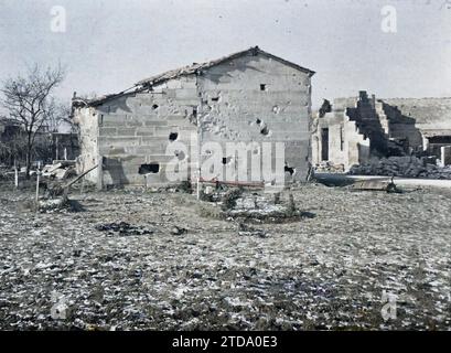 Vassincourt, Maas, Lothringen, Frankreich Ruinen und Gräber am Eingang zum Dorf, erster Weltkrieg, Schnee, Grab, Ruinen, Front, Bombardierung, Schutt, Frankreich, Vassincourt, die Straße am Eingang zum Dorf mit 2 Gräbern: das große Kreuz, 18 französische Soldaten, 1 Zivilist, 5 Deutsche. 29.01/1915 - 29.01.1915, Léon, Auguste, Fotograf, 1914-1915 - Zones Dévastées, Nord et Est de la France - Jean Brunhes, Auguste Léon et Georges Chevalier - (Dezember 1914-April 1915), Autochrome, Foto, Glas, Autochrome, Foto, positiv, Horizontal, Format 9 x 12 cm Stockfoto