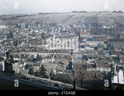 Bar-le-Duc, Frankreich Blick vom alten Haus mit Terrasse mit Blick auf die Stadt nach Nordwesten, erster Weltkrieg, Wohngebäude, Architektur, Schnee, Dach, Glockenturm, hinten, Panorama der Stadt, Blick vom Haus Vieille mit Terrasse zum N.W., Bar-le-Duc, 28.01/1915 - 28.01.1915, Léon, Auguste, Fotograf, 1914-1915 - Zones Dévastées, Nord et Est de la France - Jean Brunhes, Auguste Léon et Georges Chevalier - (Dezember 1914-April 1915), Autochrome, Foto, Glas, Autochrome, Foto, positiv, Horizontal, Format 9 x 12 cm Stockfoto