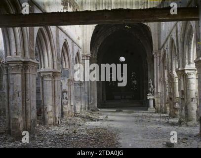 Frankreich, Sermaize Inneres der Kirche Notre-Dame de la Nativité, erster Weltkrieg, Religion, Habitat, Architektur, HD, Kirche, Statue, Rückseite, Christentum, Innenansicht, in High Definition vorhanden, Altar, Ruinen, Buntglasfenster, Bogen, Arkade, Bogen, Schutt, religiöse Architektur, Frankreich, Sermaize-les-Bains, die Kirche von Sermaize, die nicht bombardiert, sondern verbrannt wurde: Joan von Arc kam dorthin, einer ihrer Onkel war dort Priester, Sermaize-les-Bains, 29/01/1915 - 29/01/1915, Léon, Auguste, Fotograf, 1914-1915 - Zones Dévastées, Nord et Est de la France - Jean Brunhes, Auguste Léon et GE Stockfoto