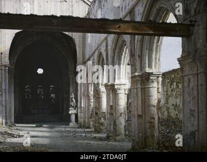 Frankreich, Sermaize Inneres der Kirche Notre-Dame de la Nativité, erster Weltkrieg, Religion, Habitat, Architektur, Kirche, Statue, Rückseite, Christentum, Innenansicht, Altar, Ruinen, Bogen, Arkaden/Arkaden, Schutt, religiöse Architektur, Frankreich, Sermaize-les-Bains, die Kirche von Sermaize, die nicht bombardiert, sondern verbrannt wurde: Joan von Arc kam dorthin, einer ihrer Onkel war dort Priester, Sermaize-les-Bains, 29/01/1915 - 29/01/1915, Léon, Auguste, Fotograf, 1914-1915 - Zones Dévastées, Nord et Est de la France - Jean Brunhes, Auguste Léon et Georges Chevalier - (Dezember 1914-April 1915), Autoc Stockfoto