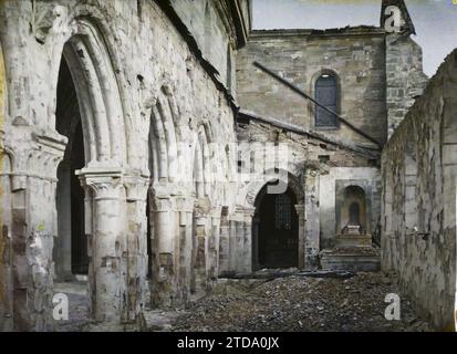 Frankreich, Sermaize Inneres der Kirche Notre-Dame de la Nativité, erster Weltkrieg, Religion, Habitat, Architektur, Kirche, Rückseite, Christentum, Innenansicht, Ruinen, Arc, Arcade/Arceau, Schutt, religiöse Architektur, Frankreich, Sermaize-les-Bains, die Kirche von Sermaize, die nicht bombardiert, sondern verbrannt wurde: Joan von Arc kam dorthin, einer ihrer Onkel war Priester, Sermaize-les-Bains, 29/01/1915 - 29/01/1915, Léon, Auguste, Fotograf, 1914-1915 - Zones Dévastées, Nord et Est de la France - Jean Brunhes, Auguste Léon et Georges Chevalier - (Dezember 1914-April 1915), Autochrome, Foto, GLA Stockfoto