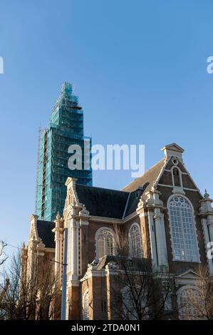 Amsterdam Niederlande 17. Dezember 2023 der berühmte Westertoren-Turm auf der Westerkerk, umhüllt von Gerüsten für Renovierungsarbeiten. Werkzaamheden, steigers, Stockfoto