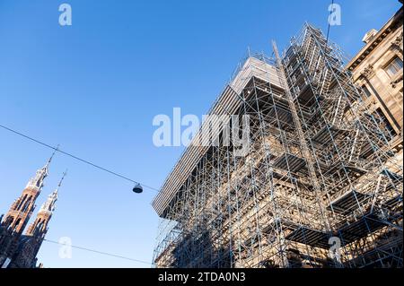 Amsterdam Niederlande 17. Dezember 2023 die Rückseite des Palastes am Damm wurde für Renovierungsarbeiten mit Gerüsten umhüllt. Werkzaamheden, steigers, paleis, Stockfoto