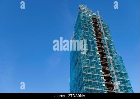 Amsterdam Niederlande 17. Dezember 2023 der berühmte Westertoren-Turm auf der Westerkerk, umhüllt von Gerüsten für Renovierungsarbeiten. Werkzaamheden, steigers, Stockfoto