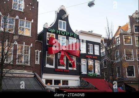 Amsterdam Niederlande 17. Dezember 2023 berühmte Café Hoppe Bar auf Spui mit einer riesigen Weihnachtsschleife. Kerstversiering, amstel Stockfoto