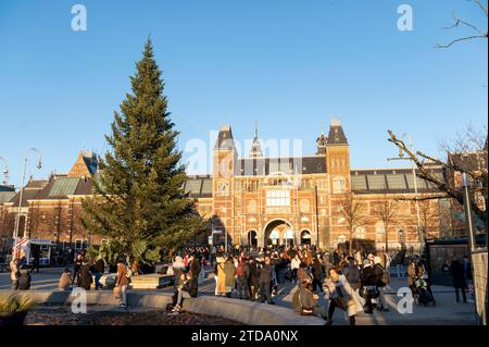 Amsterdam Niederlande 17. Dezember 2023 Menschenmassen und Weihnachtsbäume vor dem Rijksmuseum mitten im Winter. Kerstboom Stockfoto