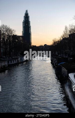 Amsterdam Niederlande 17. Dezember 2023 der berühmte Westertoren-Turm auf der Westerkerk, umhüllt von Gerüsten für Renovierungsarbeiten. Werkzaamheden, steigers, Stockfoto