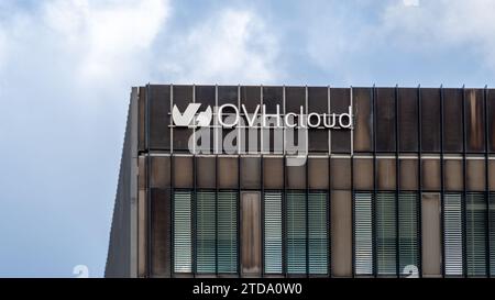 Melden Sie sich an einem OVHcloud-Gebäude an. OVHcloud, früher OVH, ist ein französisches Unternehmen, das sich auf Cloud Computing und Internet-Datenhosting spezialisiert hat Stockfoto