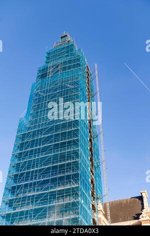 Amsterdam Niederlande 17. Dezember 2023 der berühmte Westertoren-Turm auf der Westerkerk, umhüllt von Gerüsten für Renovierungsarbeiten. Werkzaamheden, steigers, Stockfoto