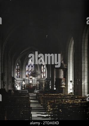 Château-Thierry, Aisne, Frankreich das Innere von Saint-Crépin, linkes Schiff, erster Weltkrieg, Wohngebäude, Architektur, Kirche, hinten vorn, Innenansicht, Altar, hinten, Buntglas, religiöse Architektur, Frankreich, Chateau-Thierry, das Innere von St. Crépin, Château-Thierry, 25.02/1915 - 25.02.1915, Léon, Auguste, Fotograf, 1914-1915 - Zones Dévastées, Nord et Est de la France - Jean Brunhes, Auguste Léon et Georges Chevalier - (Dezember 1914-April 1915), Autochrome, Foto, Glas, Autochrome, Foto, positiv, Vertikal, Format 9 x 12 cm Stockfoto