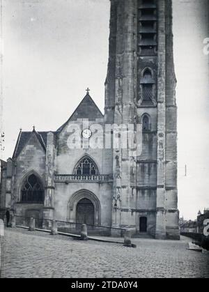 Château-Thierry, Aisne, Frankreich das Portal und der Turm der Kirche Saint-Crépin aus dem 15. Jahrhundert, erster Weltkrieg, Wohngebäude, Architektur, Kirche, hinten, hinten, Straße, Viertel, religiöse Architektur, Frankreich, Chateau-Thierry, die Veranda und der Turm von St-Crépin, Château-Thierry, 25.02/1915 - 25.02.1915, Léon, Auguste, Fotograf, 1914-1915 - Zones Dévastées, Nord et Est de la France - Jean Brunhes, Auguste Léon et Georges Chevalier - (Dezember 1914-April 1915), Autochrome, Foto, Glas, Autochrome, Foto, positiv, Vertikal, Format 9 x 12 cm Stockfoto