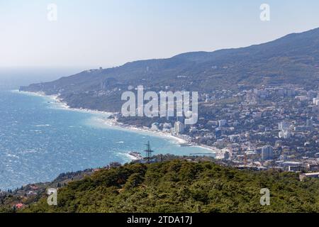 Blick auf die Yalta Bay und die Stadt Yalta vom Massandra Trail Stockfoto