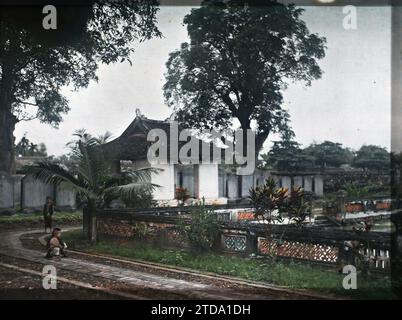 Indochina, Tonkin, Hà-nôi, Hainoi Vietnam Eine Ecke des Thien-quang-tinh-Beckens ("wo sich der reine Himmel spiegelt"), im dritten Innenhof des konfuzianischen Tempels der "literarischen Kultur", im Bezirk Zitadelle (Straße Sinh-tu), Religion, Menschen, Kunst, Habitat, Architektur, Tempel, Konfuzianismus, Wasserspiel, Stele, Kind, Tür, Literatur, religiöse Architektur, Indochina, Tonkin, Hanoi, Pagode genannt 'der Raben', Tempel des Konfuzius, bedeckte Stelen, Van-Mieu [Pagode des Corbeaux], 01/01/1914 - 31/12/1915, beschäftigt, Léon, Léon beschäftigt Fotograf en en Indochine, Aut Stockfoto