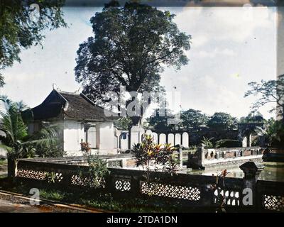 Hà-nôi, Hainoi Vietnam, Tonkin, Indochina Eine Ecke des Thien-quang-tinh-Beckens („Well wo sich die reine Strahlkraft des Himmels spiegelt“), im dritten Innenhof des konfuzianischen Tempels der „literarischen Kultur“, im Bezirk Zitadelle (Straße Sinh-tu), Religion, Kunst, Habitat, Architektur, Tempel, Konfuzianismus, Wasserspiel, Stele, Tür, Literatur, religiöse Architektur, Indochina, Tonkin, Hanoi, Pagode bekannt als „die Raben“, Tempel des Konfuzius, überdachte Stelen, Van-Mieu [Pagode des Corbeaux], 01/01/1914 - 31/12/1915, beschäftigt, Léon, Léon beschäftigt Fotograf en en Indochine, Autochrome, Foto, Glas, Stockfoto