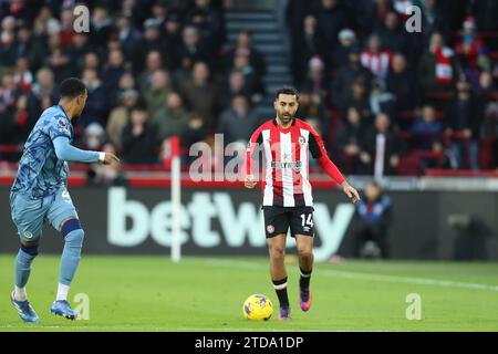 Brentford, Großbritannien. Dezember 2023; Gtech Community Stadium, Brentford, London, England; Premier League Football, Brentford gegen Aston Villa; Saman Ghoddos von Brentford Credit: Action Plus Sports Images/Alamy Live News Stockfoto