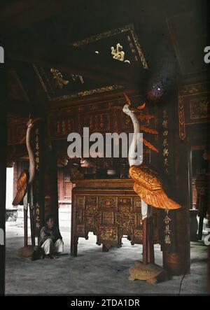 Hà-nôi, Hainoi Vietnam, Tonkin, Indochina Le Van-Mieu, konfuzianischer Tempel der „literarischen Kultur“, im Zitadellviertel (Sinh-tu-Straße), Tier, Religion, Kunst, Inschrift, Information, Habitat, Architektur, Wesen Menschen, Heiliges Tier, Tempel, repräsentiertes Tier, fantastisches Tier, Konfuzianismus, Skulptur, Altar, religiöse Inschrift oder Votivinschrift, Literatur, religiöse Architektur, Mann, Indochina, Tonkin, Hanoi, Pagode namens „Krähen“, Außenaltar, Störche Symbol der Unsterblichkeit, Van-Mieu [Pagode des Corbeaux], 01/01/1914 - 31/12/1915, beschäftigt, Léon, Léon beschäftigt Fotograf en en Indochine, Autochrom Stockfoto