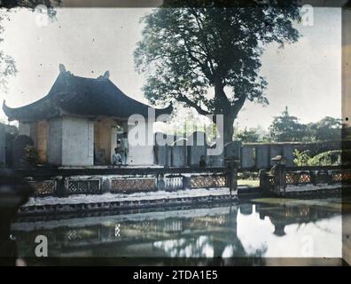 Hà-nôi, Hainoi Vietnam, Tonkin, Indochina das Thien-quang-tinh-Becken ("wo sich der reine Himmel spiegelt"), im dritten Innenhof des konfuzianischen Tempels der "literarischen Kultur", im Zitadellviertel ( Route de Sinh-tu ), Religion, Kunst, Habitat, Architektur, Menschen, Tempel, Konfuzianismus, Wasserspiel, Stele, Tür, Literatur, religiöse Architektur, Mann, Indochina, Tonkin, Hanoi, Pagode namens 'Krähen', Tempel des Konfuzius, überdachte Stelen, van-Mieu [Pagode des Corbeaux], 01/1914 - 31.12.1915, Busy, Léon Busy Photographer en Indochine, Autochrome, Foto, GLA Stockfoto