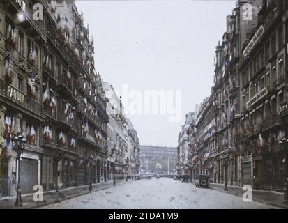 Paris (IInd arr.), Frankreich Dekorationen rue de la Paix für den 9. Kongress der Amerikanischen Legion, Transport, erster Weltkrieg, Wohnraum, Architektur, Gesellschaft, Straßenlaterne, Straßenlaterne, Automobiltransport, Auto, Gedenkfeier, Konferenz, Kongress, Straße, Bezirk, amerikanische Intervention, Flagge, Armee, Frankreich, Paris, Paris dekoriert für den Empfang der Amerikanischen Legion: Rue de la Paix, Arrondissement II, Etats-Unis [in Verbindung mit], 19.09/1927 - 19.09.1927, Léon, Auguste, Fotograf, Autochrome, Foto, Glas, Autochrome, Foto, positiv, Horizontal, Größe 9 x 12 cm Stockfoto