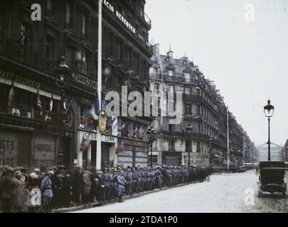 Paris (IInd arr.), Frankreich Dekorationen Avenue de l'Opéra für den 9. Kongress der Amerikanischen Legion, Wirtschaftstätigkeit, Transport, Registrierung, Information, erster Weltkrieg, Wohngebäude, Architektur, Gesellschaft, Straßenlaterne, Straßenlaterne, Geschäft, Geschäft, Automobiltransport, Auto, Mast, Crowd, kommerzielle Inschrift, Gedenkfeier, Konferenz, kongress, amerikanische Intervention, vergängliche Installation, Flagge, Armee, Frankreich, Paris, Paris für den Empfang der Amerikanischen Legion dekoriert: Avenue de the Opera, Arrondissement II, Etats-Unis [in Verbindung mit], 19/09/1927 - 19/09/1927, Léon, Auguste, Fotogra Stockfoto