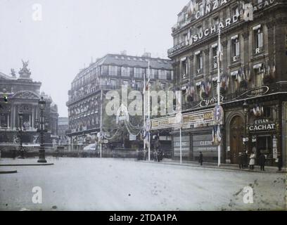 Paris (IInd arr.), Frankreich Dekorationen am Place de l'Opéra für den 9. Kongress der Amerikanischen Legion, Wirtschaftsaktivität, Kunst, Inschrift, Information, erster Weltkrieg, Wohngebäude, Architektur, Gesellschaft, Straßenlaterne, Straßenlaterne, Boutique, Geschäft, Tanz, Musik, Mast, kommerzielle Inschrift, Gedenkfeier, Konferenz, Kongress, Wappen, Wappen, amerikanische Intervention, Theater, vergängliche Installation, Flagge, Oper, Armee, Frankreich, Paris, Paris dekoriert für den Empfang der Amerikanischen Legion: Place de l’Opéra, Arrondissement II, Etats-Unis [in Verbindung mit], 19/09/1927 - 19/09/1927, Lé Stockfoto