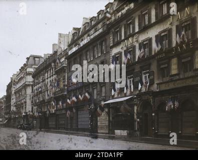 Paris (IInd arr.), Frankreich Dekorationen rue de la Paix für den 9. Kongress der Amerikanischen Legion (American Legion), Wirtschaftstätigkeit, Registrierung, Information, erster Weltkrieg, Gesellschaft, Shop, Geschäft, Handelsregistrierung, Gedenkfeier, Konferenz, Kongress, Geschäft, Marquise, amerikanische Intervention, Flaggen, Armee, Frankreich, Paris, Paris für den Empfang der Amerikanischen Legion dekoriert: Rue de la Paix, Arrondissement II, Etats-Unis [in Verbindung mit], 19/09/1927 - 19/09/1927, Léon, Auguste, Fotograf, Autochrome, Foto, Glas, Autochrome, Foto, positiv, Horizontal, Größe 9 x 12 cm Stockfoto