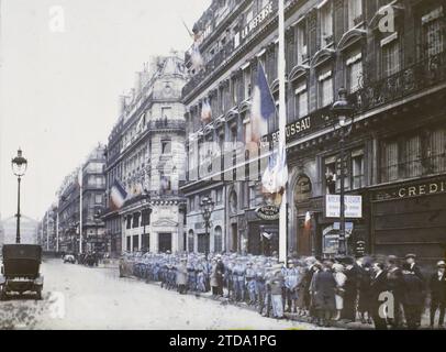 Paris (IInd arr.), Frankreich Dekorationen Avenue de l'Opéra für den 9. Kongress der Amerikanischen Legion, Wirtschaftsaktivität, Kleidung, Transport, Registrierung, Informationen, erster Weltkrieg, Gesellschaft, Boutique, Geschäft, Militäruniform, Automobiltransport, Auto, Menschenmenge, kommerzielle Aufschrift, Gedenkfeier, Konferenz, Kongress, amerikanische Intervention, Flagge, Oper, Armee, Frankreich, Paris, Paris für den Empfang der Amerikanischen Legion dekoriert: Avenue de l'Opéra, Arrondissement II, Etats-Unis [in Verbindung mit], 19.09/1927 - 19.09.1927, Léon, Auguste, Fotograf, Autochrome, Foto, Glas, Autochrome Stockfoto