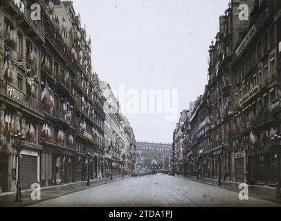 Paris (IInd arr.), Frankreich Dekorationen rue de la Paix für den 9. Kongress der American Legion (American Legion), Wirtschaftstätigkeit, Transport, Registrierung, Information, erster Weltkrieg, Gesellschaft, Geschäft, Geschäft, Automobiltransport, Auto, kommerzielle Beschriftung, Gedenkfeier, Konferenz, Kongress, amerikanische Intervention, Flagge, Armee, Frankreich, Paris, Paris dekoriert für den Empfang der Amerikanischen Legion: Rue de la Paix, Arrondissement II, Etats-Unis [in Verbindung mit], 20.09/1927 - 20.09.1927, Léon, Auguste, Fotograf, Autochrome, Foto, Glas, Autochrome, Foto, Positiv, Horizontal, Größe Stockfoto