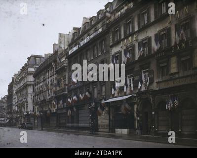 Paris (IInd arr.), Frankreich Dekorationen rue de la Paix für den 9. Kongress der Amerikanischen Legion (American Legion), Wirtschaftstätigkeit, Registrierung, Information, erster Weltkrieg, Gesellschaft, Shop, Geschäft, Handelsregistrierung, Gedenkfeier, Konferenz, Kongress, Geschäft, Marquise, amerikanische Intervention, Flaggen, Armee, Frankreich, Paris, Paris für den Empfang der Amerikanischen Legion dekoriert: Rue de la Paix, Arrondissement II, Etats-Unis [in Verbindung mit], 19/09/1927 - 19/09/1927, Léon, Auguste, Fotograf, Autochrome, Foto, Glas, Autochrome, Foto, positiv, Horizontal, Größe 9 x 12 cm Stockfoto