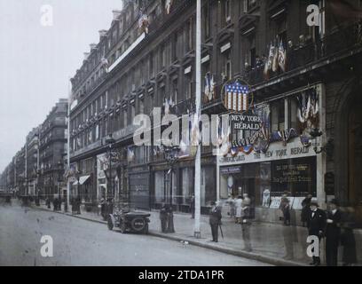 Paris (IInd Arrondissement), Frankreich Dekorationen Avenue de l'Opéra, vor dem Büro des New York Herald, für den 9. Kongress der Amerikanischen Legion, Wirtschaftstätigkeit, Transport, Registrierung, Information, erster Weltkrieg, Gesellschaft, Geschäft, Laden, Schild, Autotransport, Auto, Presse, Journalismus, Gedenkveranstaltungen, Konferenz, Kongress, Fenster, Anzeige, amerikanische Intervention, Flagge, Armee, Frankreich, Paris, Paris dekoriert für den Empfang der American Legion: Avenue de l'Opera (New York Herald Leases), Arrondissement II, Etats-Unis [in Verbindung mit], 19.09/1927 - 19.09.1927, Léon, A Stockfoto