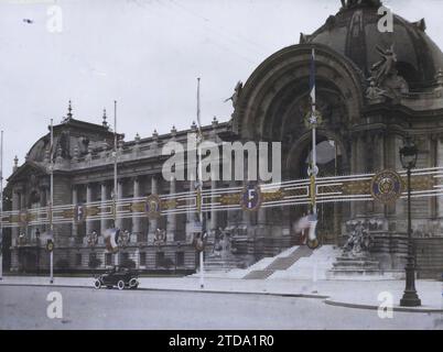 Paris (8. Arrondissement), Frankreich Dekorationen im Petit Palais für den 9. Kongress der amerikanischen Legion, Transport, Kunst, erster Weltkrieg, Wohnraum, Architektur, Gesellschaft, Automobiltransport, Auto, Mast, Skulptur, Säule, Erinnerung, Konferenz, Kongress, Tür, Bogen, Arkade/Arkade, Kuppel, Kuppel, Kuppel, dekorative Skulpturen, Wappen, Wappen, amerikanische Intervention, vergängliche Installation, Flagge, Palast, Schloss, Armee, Frankreich, Paris, Paris dekoriert für den Empfang der Amerikanischen Legion: der kleine Palast, Etats-Unis [in Verbindung mit], Petit Palais, 20.09/1927 - 20.09.1927, Léon, Stockfoto