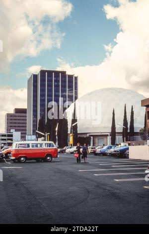 Los Angeles, Kalifornien, USA - März 1981: Blick auf den Parkplatz hinter dem Wahrzeichen Cinerama Dome in der Nähe von Vine Street und Sunset Blvd. Auf Diafilm aufgenommen. Stockfoto