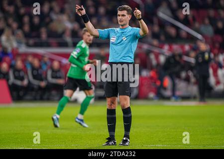 Amsterdam, Niederlande. Dezember 2023. AMSTERDAM, NIEDERLANDE - 17. DEZEMBER: Schiedsrichter Joey Kooij unterschreibt das niederländische Eredivisie-Spiel zwischen Ajax und PEC Zwolle in der Johan Cruijff Arena am 17. Dezember 2023 in Amsterdam. (Foto von Andre Weening/Orange Pictures) Credit: Orange Pics BV/Alamy Live News Stockfoto