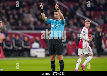 Amsterdam, Niederlande. Dezember 2023. AMSTERDAM, NIEDERLANDE - 17. DEZEMBER: Schiedsrichter Joey Kooij unterschreibt das niederländische Eredivisie-Spiel zwischen Ajax und PEC Zwolle in der Johan Cruijff Arena am 17. Dezember 2023 in Amsterdam. (Foto von Andre Weening/Orange Pictures) Credit: Orange Pics BV/Alamy Live News Stockfoto