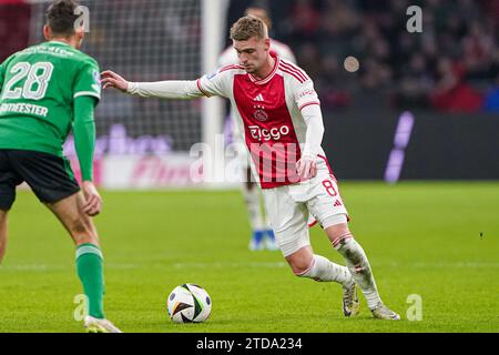 Amsterdam, Niederlande. Dezember 2023. AMSTERDAM, NIEDERLANDE - 17. DEZEMBER: Kenneth Taylor von Ajax dribbelt während des niederländischen Eredivisie-Spiels zwischen Ajax und PEC Zwolle in der Johan Cruijff Arena am 17. Dezember 2023 in Amsterdam. (Foto von Andre Weening/Orange Pictures) Credit: Orange Pics BV/Alamy Live News Stockfoto