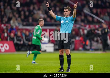 Amsterdam, Niederlande. Dezember 2023. AMSTERDAM, NIEDERLANDE - 17. DEZEMBER: Schiedsrichter Joey Kooij unterschreibt das niederländische Eredivisie-Spiel zwischen Ajax und PEC Zwolle in der Johan Cruijff Arena am 17. Dezember 2023 in Amsterdam. (Foto von Andre Weening/Orange Pictures) Credit: Orange Pics BV/Alamy Live News Stockfoto