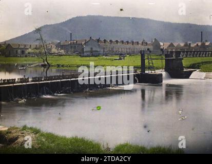 Raon-l'Etape, Vogesen, Lothringen, Frankreich die ersten Abrisse am Ufer der Meurthe am Eingang zu Raon, kleiner Staudamm, erster Weltkrieg, Habitat, Architektur, Rückseite, Wasserfall, Fabrik, Werkstatt, Ingenieurbau, Fluss, Staudamm, Ruinen, Hydraulikanlage, Kamin, Frankreich, Raon-l'Etape, die ersten Abrisse und die Ufer der Meurthe am Eingang zu Raon, kleiner Staudamm, Raon-l'Etape, 29.04/1915 - 29.04.1915, Léon, Auguste, Fotograf, 1914-1915 - Zones Dévastées, Nord et Est de la France - Jean Brunhes, Auguste Léon et Georges Chevalier - (Dezember 1914-April 1915), Autochrome Stockfoto