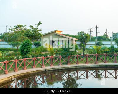 Wunderschönes Gartenfoto mit Pfund. Die Aussicht auf die Natur ist fantastisch. Großer Teich mit Swimmingpools. Das sieht wunderschön aus, Natur. Stockfoto