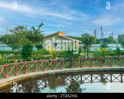 Wunderschönes Gartenfoto mit Pfund. Die Aussicht auf die Natur ist fantastisch. Großer Teich mit Swimmingpools. Das sieht wunderschön aus, Natur. Stockfoto