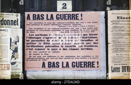 Paris, Frankreich Poster für die Parlamentswahlen vom 22. Und 29. April, Down with the war!, Registrierung, Information, erster Weltkrieg, politisches Leben, Poster, Frieden, Wahl, Investitur, Frankreich, Paris, Wahlplakate (unten mit dem Krieg! ), Paris, 21.04/1928 - 21.04.1928, Léon, Auguste, Fotograf, Autochrome, Foto, Glas, Autochrome, Foto, positiv, Horizontal, Format 9 x 12 cm Stockfoto