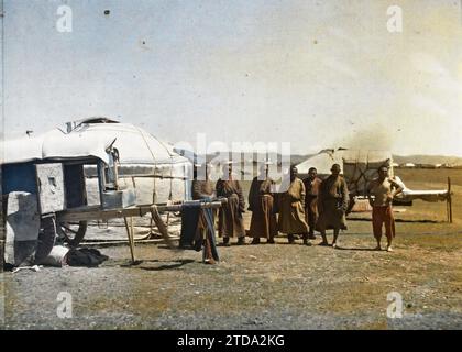 Ourga, Mongolei, Eine Gruppe von Lamas in der Nähe von Jurten und ungekoppelten Autos, Transport, Kleidung, Religion, HD, Menschen, Tiertransport, Kostüm, Jurte, tibetischer Ritus-Buddhismus, Car, existiert in High Definition, Chariot, man, China, Ourga, Gruppe der Lamas, Oulan-Bator, 07/1913 - 31.07.1913, Passet, Stéphane, Fotograf, 1913 - Mongolei, Mongolei - Stéphane Passet - (6-25. Juli), Autochrome, Foto, Glas, Autochrome, Foto, positiv, Horizontal, Format 9 x 12 cm Stockfoto