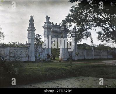 Dorf Thai-Hà, Spitzname Tân-âp ("Bezirk der Sänger"), Umgebung von Hà-nôi, Hainoi Vietnam, Tonkin, Indochina Eingang zum Gebiet von Thai-ha, ehemaliges Eigentum von Hoang Cao Khai, letzter Kinh lu' o' c (Vizekönig) von Tonkin, Wirtschaftstätigkeit, Menschen, Gesellschaft, Habitat, Architektur, Reiseverkehr, Kind, Gewässer, Säule, Kinderarbeit, Tür, Skulptur Dekoration, Palast, Schloss, Indochina, Tonkin, Vorort Hanoi, Eingangstor zum Palast (Dorf Kinh Luôc), DOMAINE DU KINH-LUOC, 01/05/1915 - 31/05/1915, geschäftig, Léon, Léon beschäftigte Fotografin en Indochine, Autochrome, Foto Stockfoto