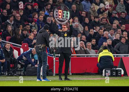 Amsterdam, Niederlande. Dezember 2023. AMSTERDAM, NIEDERLANDE - 17. DEZEMBER: Vierter offizieller Robin Vereijken während des niederländischen Eredivisie-Spiels zwischen Ajax und PEC Zwolle in der Johan Cruijff Arena am 17. Dezember 2023 in Amsterdam. (Foto von Andre Weening/Orange Pictures) Credit: Orange Pics BV/Alamy Live News Stockfoto