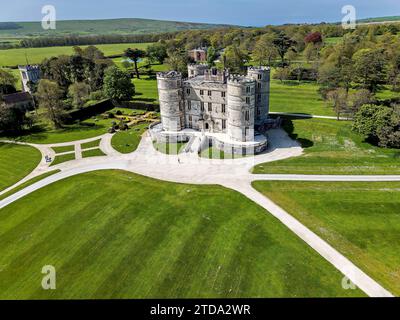 Lulworth Castle UK/Dorset/ East Lulworth Â Lulworth Castle ist ein historisches Schloss in der Grafschaft Dorset, England. Lulworth Castle, ein Juwel der Jacobean-Architektur, erhebt sich majestätisch über die sanfte Landschaft von Dorset, England. Mit seinen charakteristischen Türmchen und Zinnen strahlt das Schloss einen zeitlosen Charme aus. Die geschichtsträchtige Vergangenheit des Anwesens erstreckt sich bis ins 17. Jahrhundert, und nach umfassender Restaurierung erstrahlt es heute in seiner alten Pracht. Eingebettet in die malerische Umgebung des Lulworth Estate bietet das Schloss nicht Stockfoto