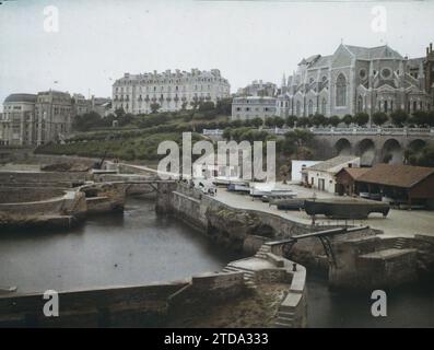 Biarritz, Frankreich, Habitat, Architektur, Verkehr, Kirche, Bauingenieurwesen, Kai, Boot, Hafen, Seeverkehr, Brücke, religiöse Architektur, Frankreich, Biarritz, St. Eugénie Kirche und Port des Pêcheurs, Biarritz, 28.07/1928 - 28.07.1928, Léon, Auguste, Fotograf, 1928 - Aquitaine - Auguste Léon, Autochrome, Foto, Glas, Autochrome, Foto, positiv Stockfoto