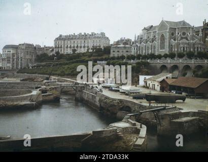 Biarritz, Frankreich, Habitat, Architektur, Verkehr, Kirche, Bauingenieurwesen, Kai, Boot, Hafen, Seeverkehr, Brücke, religiöse Architektur, Frankreich, Biarritz, St. Eugénie Kirche und Port des Pêcheurs, Biarritz, 28.07/1928 - 28.07.1928, Léon, Auguste, Fotograf, 1928 - Aquitaine - Auguste Léon, Autochrome, Foto, Glas, Autochrome, Foto, positiv Stockfoto