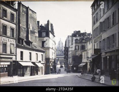 Paris (5. Arr.), France Rue du Haut-Pavé an der Kreuzung Rue de la Bûcherie auf der rechten Seite, des Grands-Degrés auf der linken Seite und Frédéric-Sauton gegenüber, in Richtung Panthéon, Wirtschaftstätigkeit, HD, Registrierung, Informationen, Wohnraum, Architektur, Shop, Geschäft, existiert in High Definition, kommerzielle Inschrift, Straße, Bezirk, Kriegsdenkmal, Kuppel, Kuppel, Showcase, Display, Catering, Gastfreundschaft, religiöse Architektur, Frankreich, Paris, La Rue du Haut Pavé; im Hintergrund das Pantheon, Panthéon, 30/08/1928 - 30/08/1928, Léon, Auguste, Fotograf, Autochrome, Foto, Glas, Autochrom, ph Stockfoto